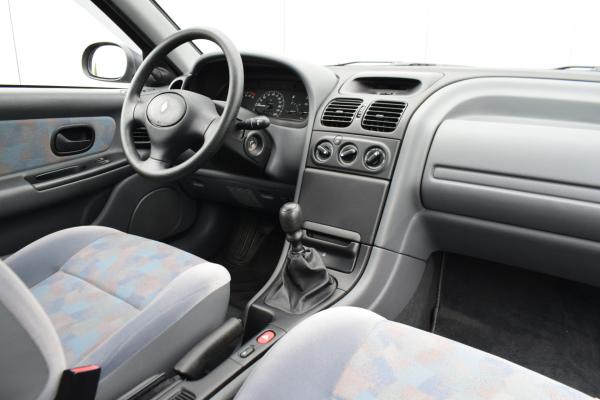 Renault Laguna 1.8 RN 25dkm!