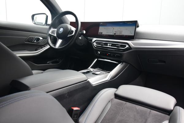 BMW 3 Serie Touring 320e M-Sportpakket HU Camera Led Innovation/pack Driver/assist Parelmoer/metallic