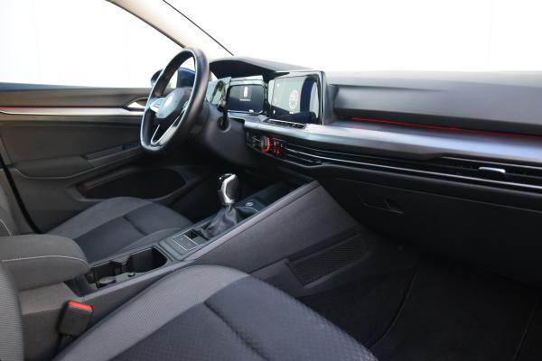 Volkswagen Golf 1.0 TSI Life Business Active/Uitvoering Led Navi/Dab/Carplay Priv/Glass