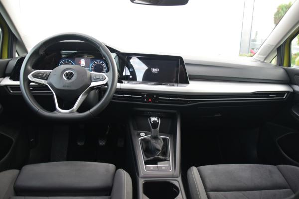 Volkswagen Golf 2.0 TDI Life Business Pano/dak Priv/Glass Stoelverwarming 19' R-LMV
