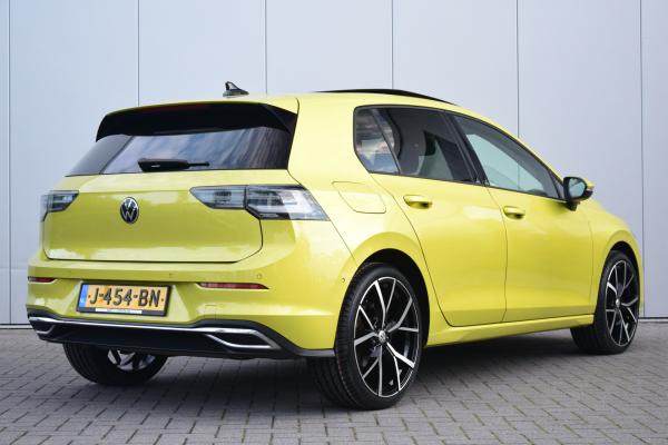 Volkswagen Golf 2.0 TDI Life Business Pano/dak Priv/Glass Stoelverwarming 19' R-LMV