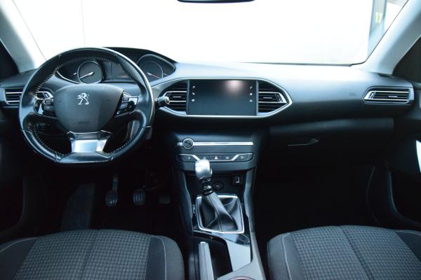 Peugeot 308 SW 1.2 PureTech Blue Lease Executive Pano/dak Priv/Glass Navi Ecc Cruise Pdc Trekhaak