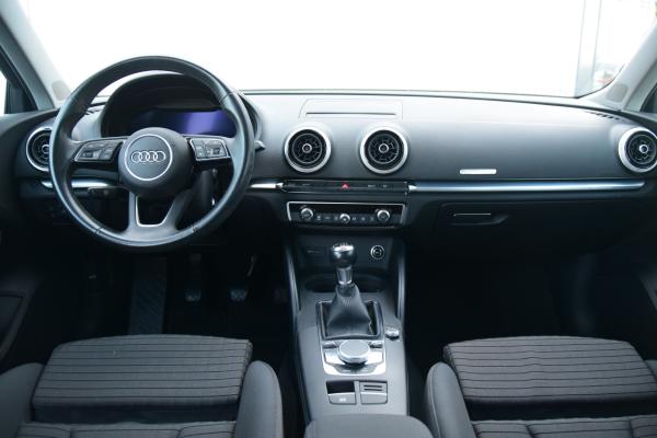 Audi A3 Sportback 30 TFSI Advance Sportstoelen Priv/Glass Led Navi/Bluetooth