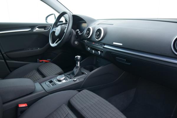 Audi A3 Sportback 30 TFSI Advance Sportstoelen Priv/Glass Led Navi/Bluetooth