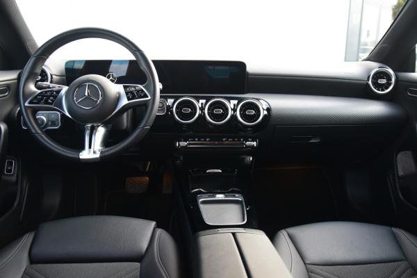 Mercedes-Benz CLA-Klasse Shooting Brake 250 e Star Edition Led Stoelverwarming 27dkm! Trekhaak/wegklapbaar