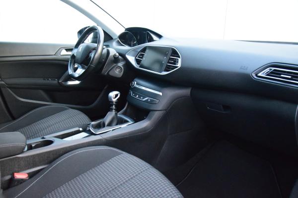 Peugeot 308 SW 1.2 PureTech Blue Lease Executive Priv/Glass Trekhaak